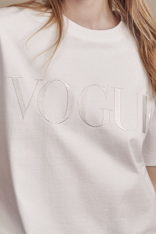 T-shirt cropped VOGUE bianca con logo ricamato tono su tono