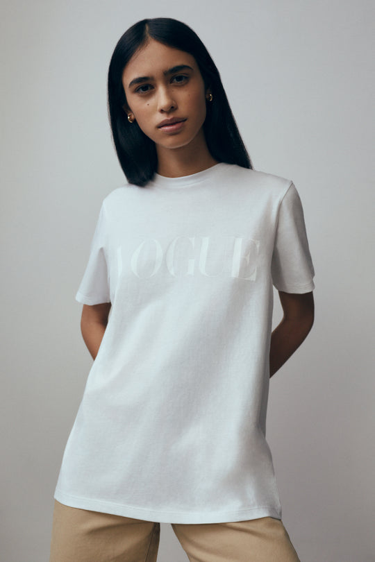 T-Shirt VOGUE bianca con logo stampato tono su tono