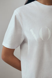 T-Shirt VOGUE bianca con logo stampato tono su tono