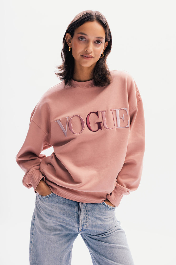 Model frontal stehend in VOGUE Sweatshirt Ash Rose mit bunter Logo-Stickerei