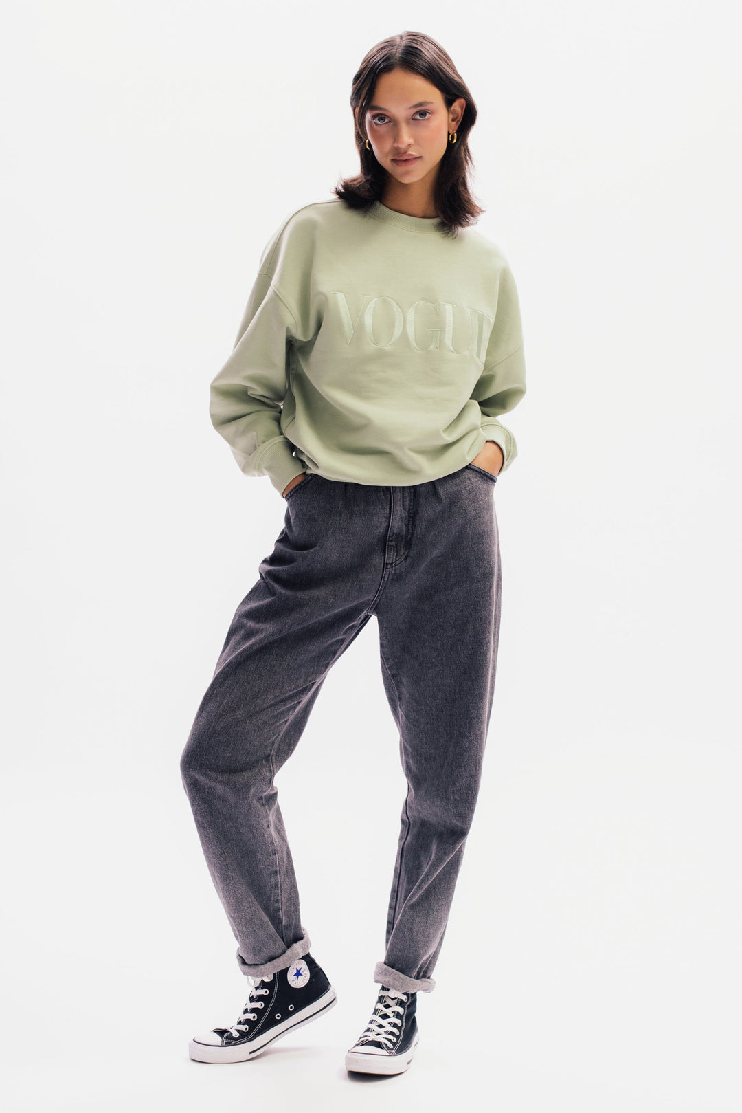 Model frontal stehend in VOGUE Sweatshirt Sage mit Logo-Stickerei