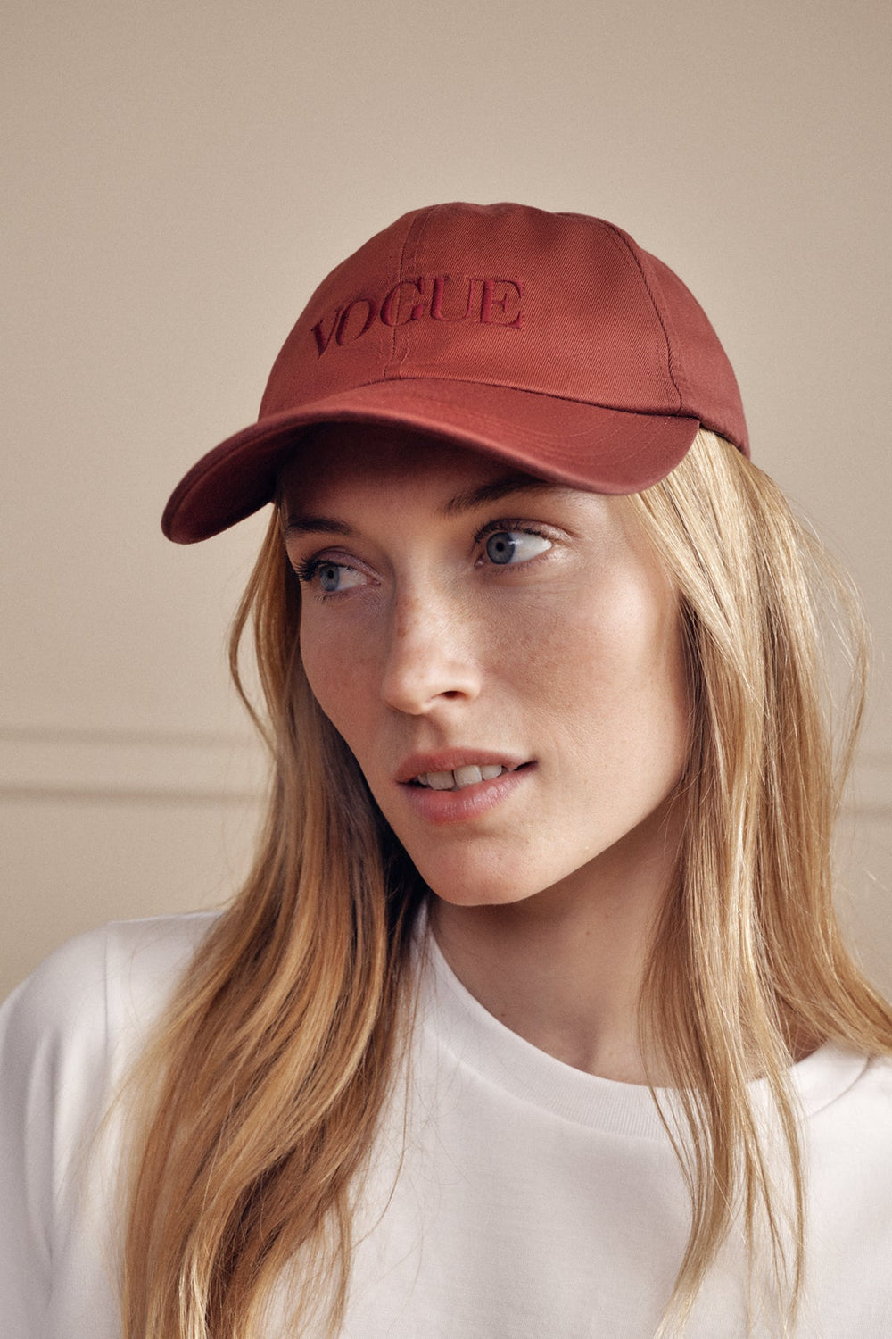 Model trägt die VOGUE Cap in Rot: VOGUE Cap Rusty Red mit Logo-Stickerei