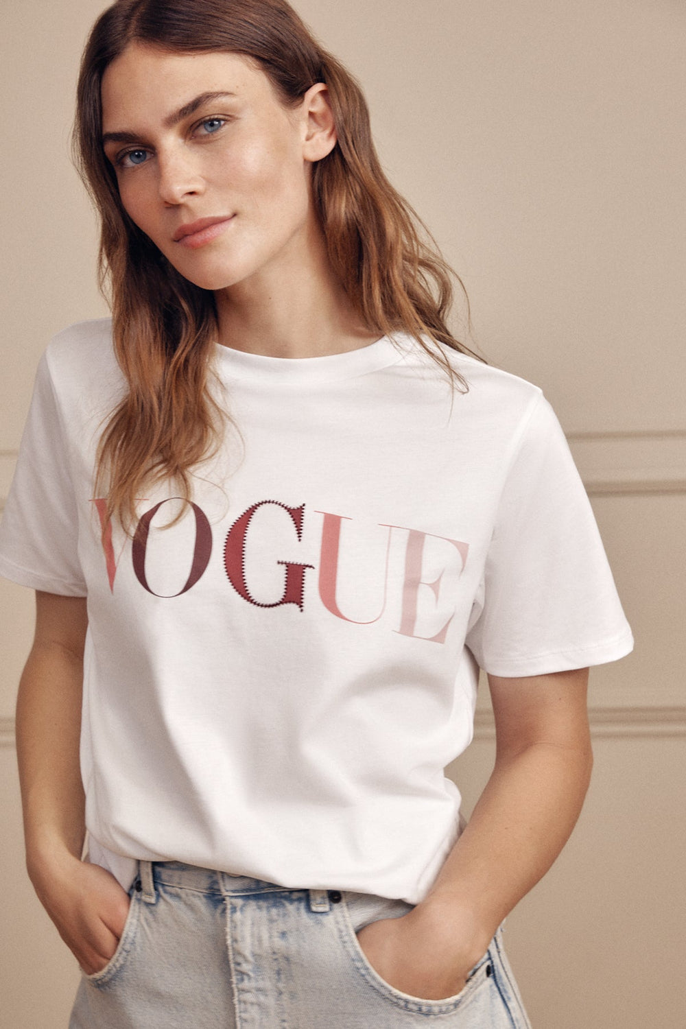 T-Shirt VOGUE Handcraft Edition bianca con logo stampato colorato