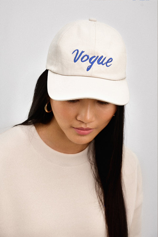 Cappellino VOGUE Icons ecru con logo ricamato blu