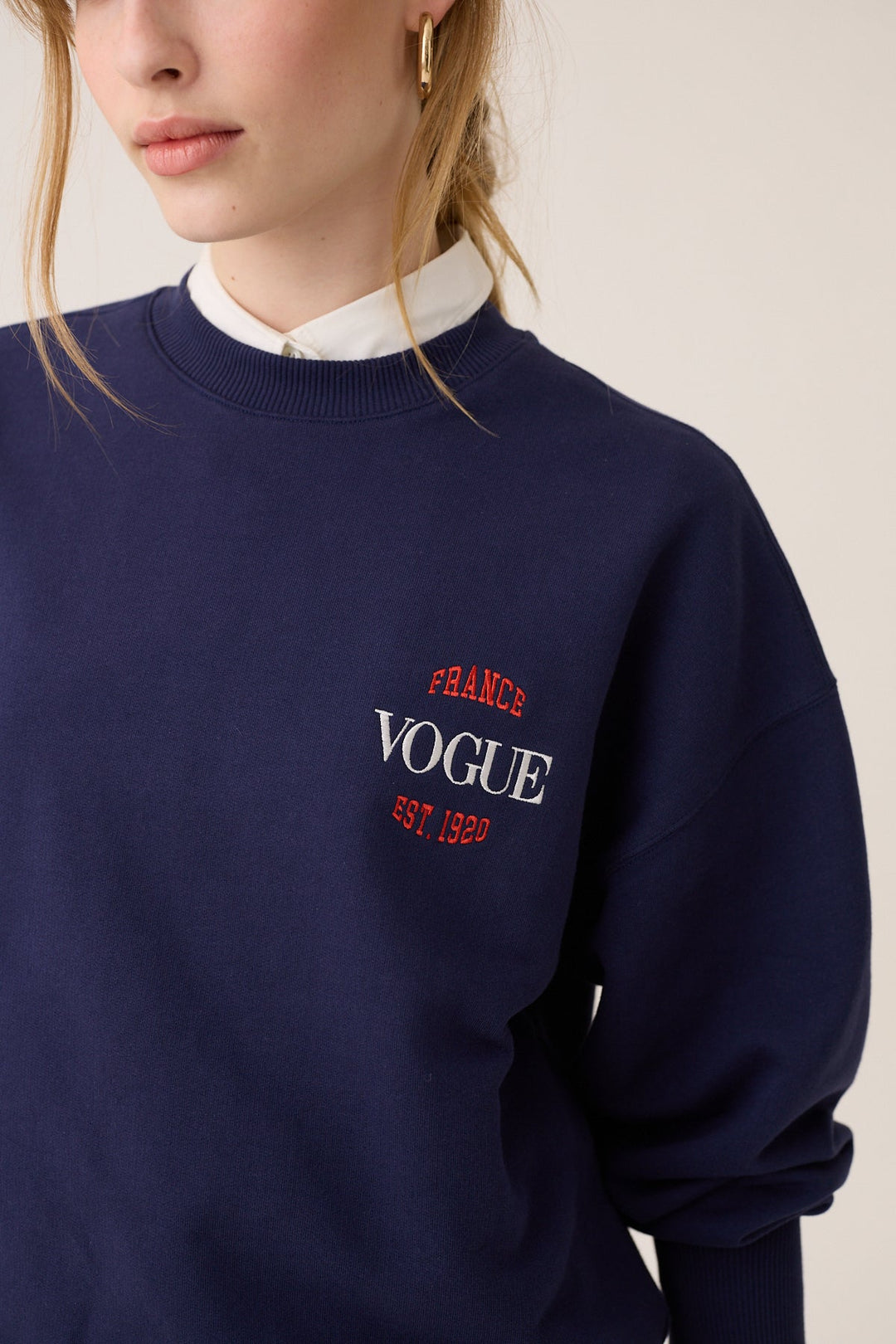 Felpa VOGUE Editions blu con logo ricamato rosso e stampa college Parigi