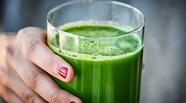 This Green Juice Recipe is packed with kale, cucumbers, celery, lemon, ginger, and apples! Loaded with fruits and veggies, this juice is healthy and delicious! showmetheyummy.com #greenjuice #vegan