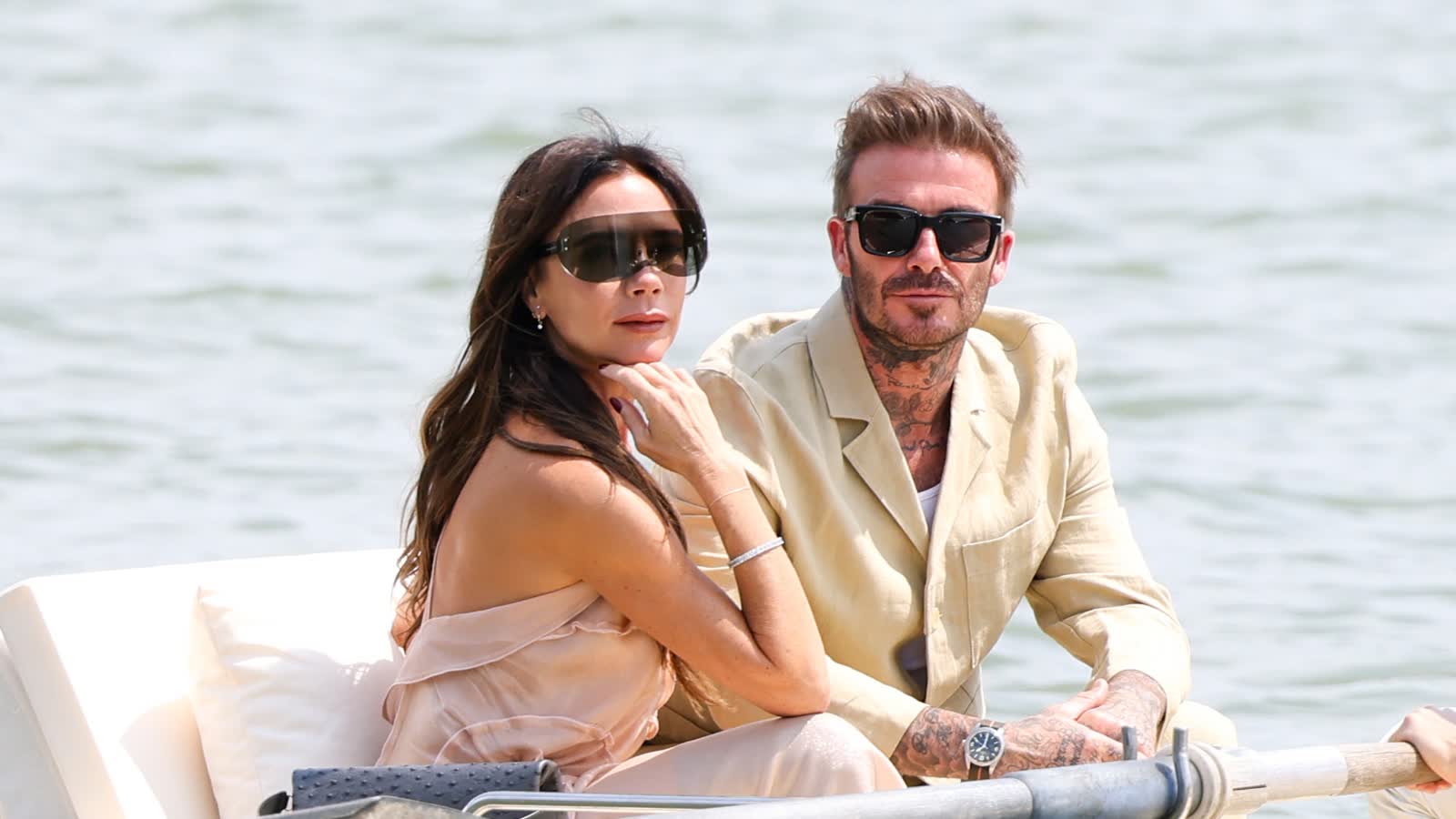 Victoria Beckham und Ehemann David: So humorvoll stellen sie zum 25. Hochzeitstag ihre außergewöhnlichen Hochzeitslooks von damals nach