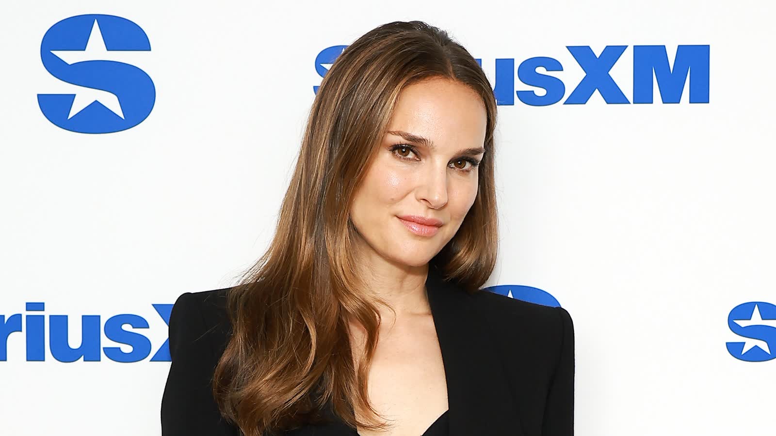 Natalie Portman trägt den perfekten Business-Look - mit kurzen Hosen und High-Heel-Sandaletten.