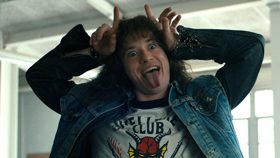 Stranger Things: Eddie aparece em show do Metallica durante 'Master of Puppets' (Notícias Stranger Things)