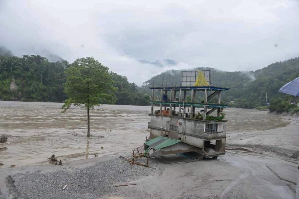 India’s Flash Flooding Kills 14 As Dam Breaks 