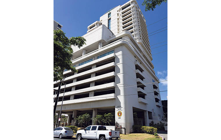 CRAIG T. KOJIMA / CKOJIMA@STARADVERTISER.COM
                                Mayor Rick Blan­giardi and Gov. Josh Green held a news conference Friday to discuss the state and city’s partnership in using Waikiki Vista as an emergency shelter and transitional housing.