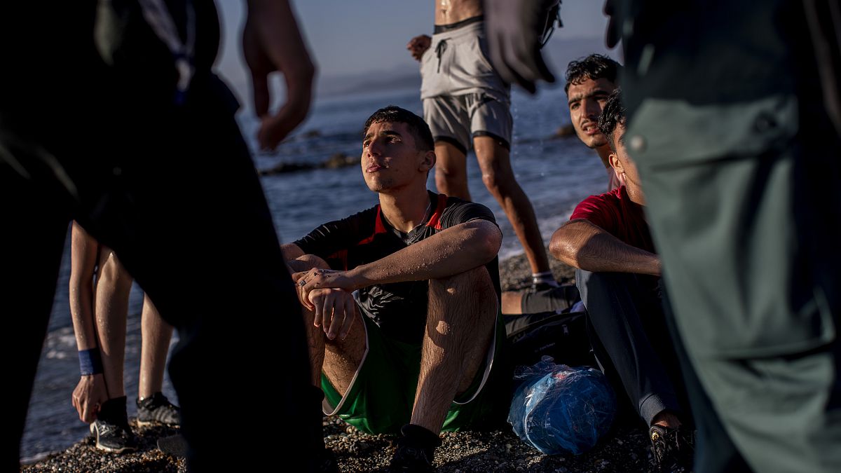 Des migrants entourés par la garde civile espagnole.