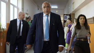 L'ex primo ministro bulgaro e leader del partito vincitore alle elezioni, Boyko Borissov, in un seggio a Bankya (9 giugno 2024)