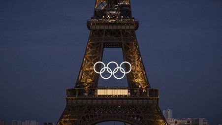 Les anneaux olympiques accrochés à la Tour Eiffel