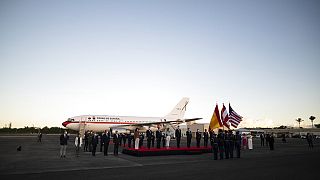 Il governatore di Porto Rico Pedro Pierluisi accoglie il re Felipe VI di Spagna nella base aerea di Muñiz a Carolina, Porto Rico, 24 gennaio 2022