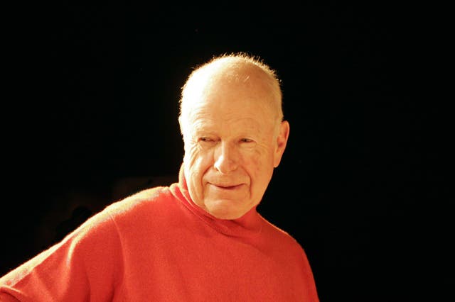 <p>Peter Brook directing ‘Ta Main Dans La Mienne’ in 2005 </p>