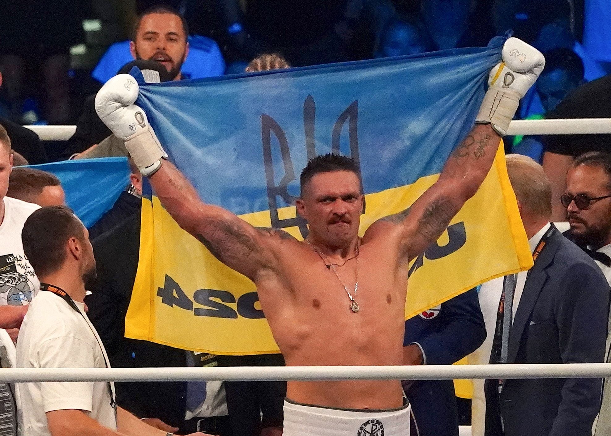 Oleksandr Usyk regained his world titles with a ninth round stoppage over Daniel Dubois