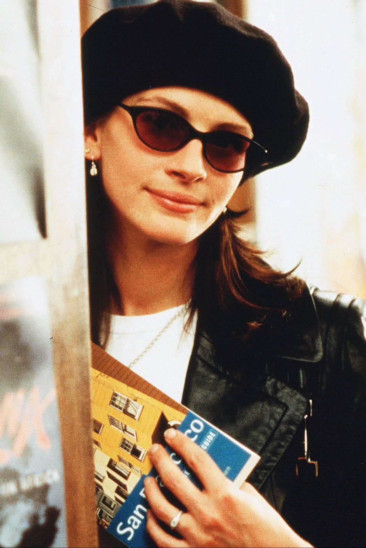 A-list reader: Julia Roberts’ movie star shops for a book in ‘Notting Hill’