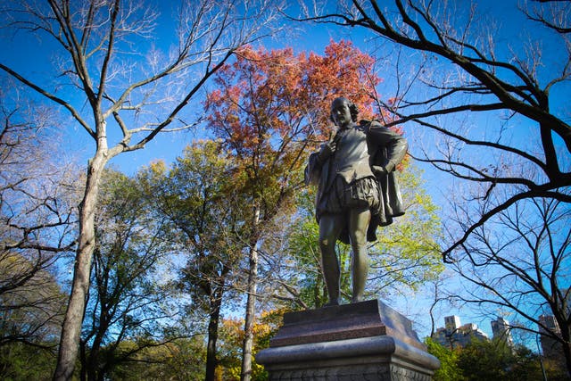 <p>Is this a sculpture of William Shakespeare or William Gore? Either way, it is a perfect resting spot for Mr Pigeon </p>