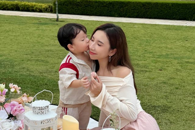 <p>Influencer Jasmine Yong and her 2-year-old son Enzo sharing a sweet moment while picnicking (@jasmine.y____/Instagram)</p>