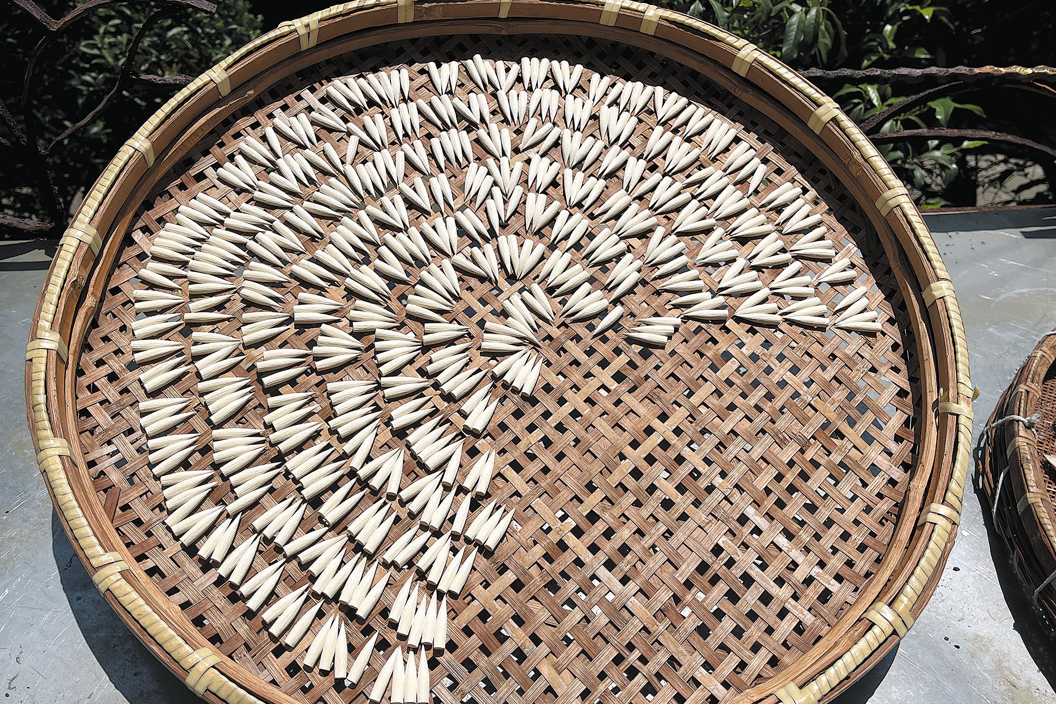 Drying is one of the 128 steps in the crafting process of Huzhou writing brushes