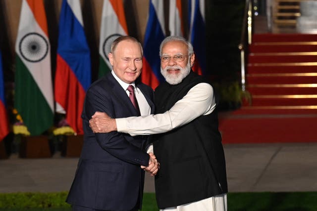 <p>Indian Prime Minister Narendra Modi (R) welcomes Russian President Vladimir Putin prior to their meeting at Hyderabad House in New Delhi in 2018</p>