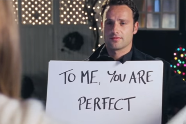 <p>La marca de carácter de Andrew Lincoln profesa su amor por Juliet en 'Love, Actually' y no es un poco espeluznante en absoluto.</p>