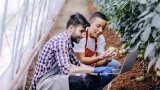 Homem na sala de conferências com vegetação exuberante