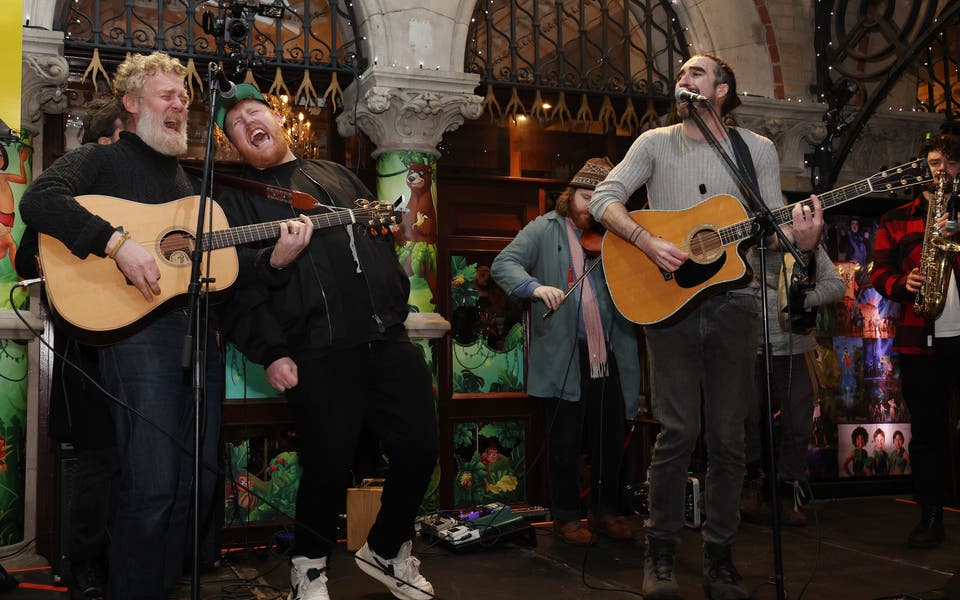 Glen Hansard calls out division over housing as Christmas Eve charity busk returns