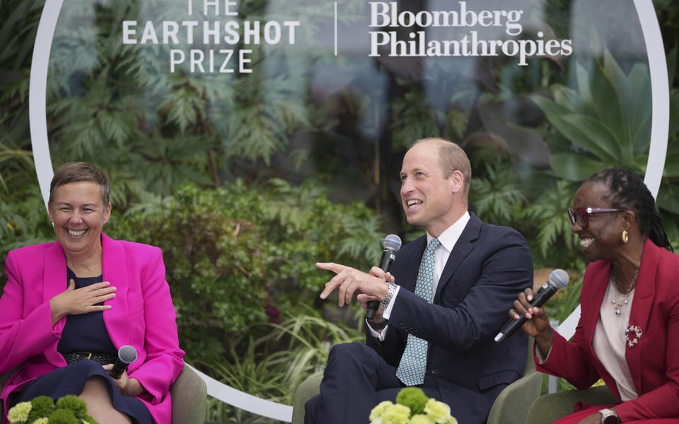 William wears recycled plastic tie as he hails those finding ‘climate solutions’