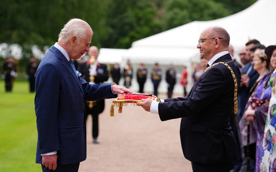 King welcomed to Scotland in ancient ceremony 