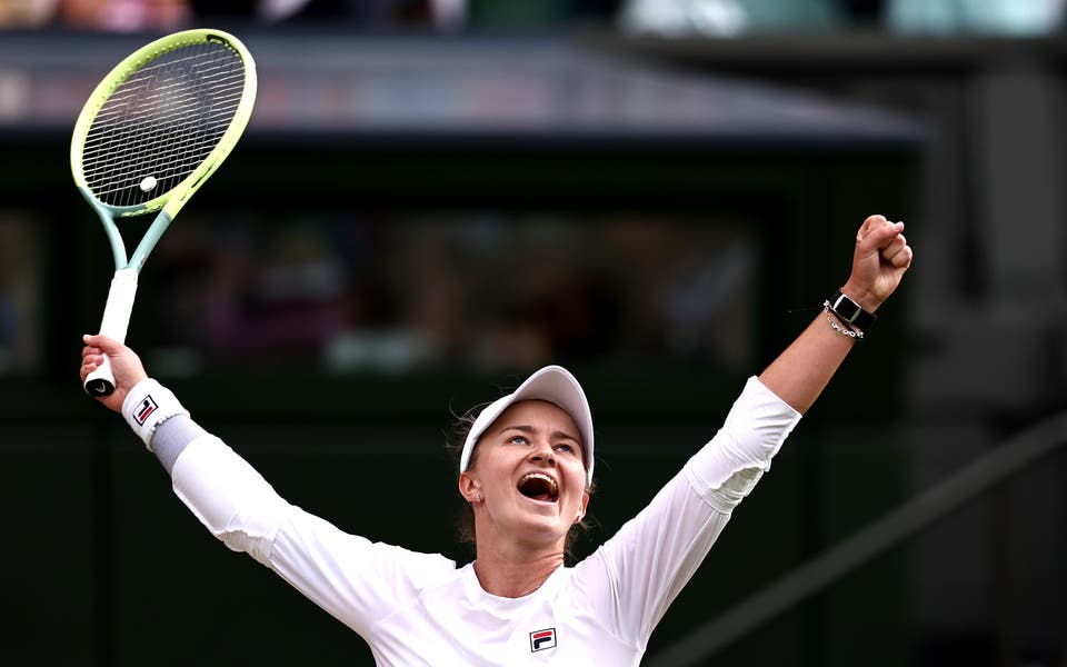 Krejcikova fights back to defeat Rybakina in Wimbledon semi-final