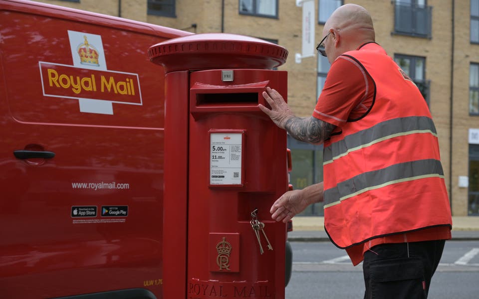 Royal Mail installs first red postbox featuring King’s cypher