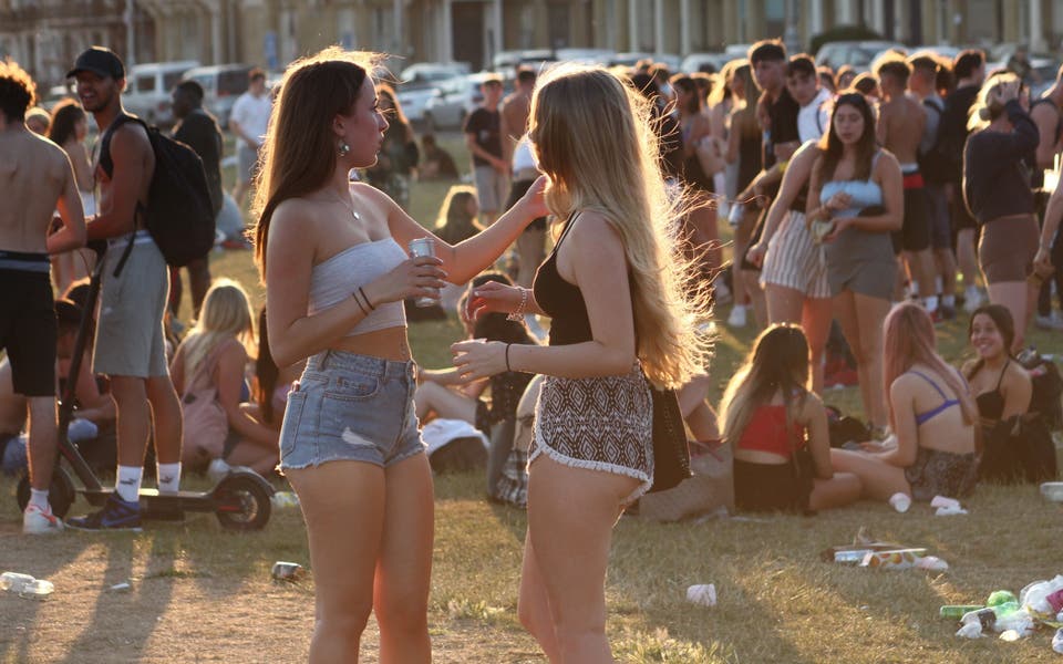 Brighton seafront party sees 2000 people flock to coast