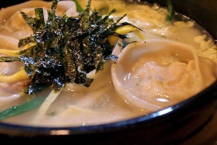 Tteokmanduguk (Rice Cake Soup With Dumplings)