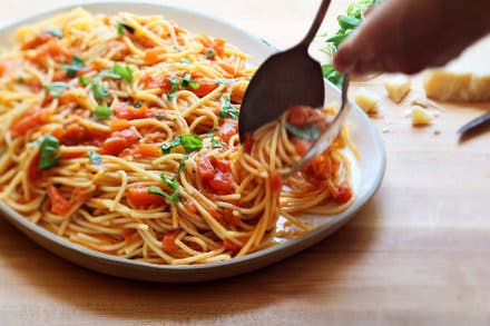 Spaghetti With Fresh Tomato and Basil Sauce