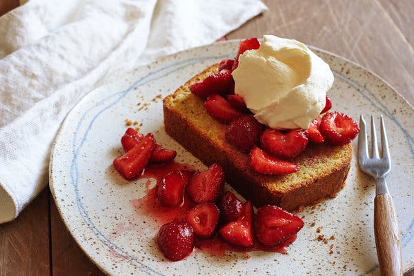 Pistachio Poundcake With Strawberries