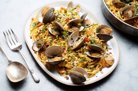 Linguine With Smoked Bacon, Leeks and Clams