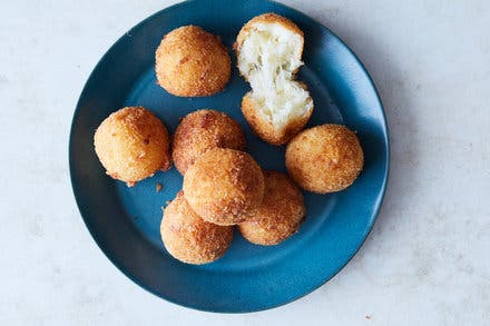 Bolitas de Yuca y Queso (Fried Yuca Balls Stuffed With Cheese)