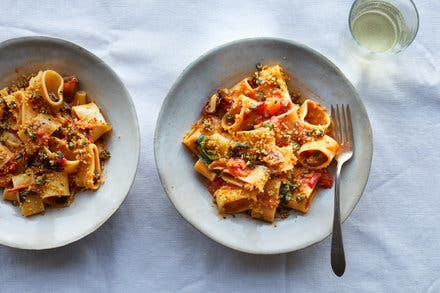 Pasta With Mussels, Tomatoes and Fried Capers