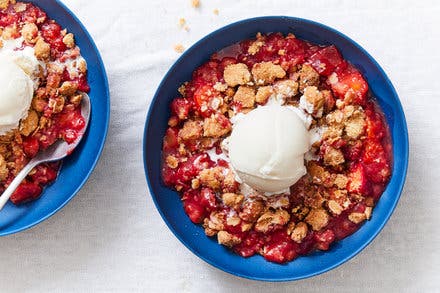 The Crunchiest Summer Fruit Crumble