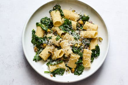 Pasta With Garlicky Spinach and Buttered Pistachios