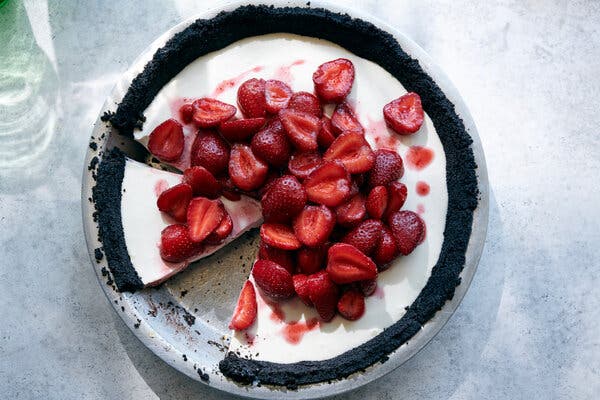 Strawberry Cream Pie With Chocolate Cookie Crust