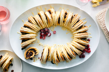 Image for Raisin Cinnamon Roll Wreath