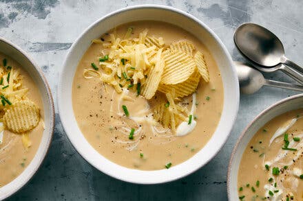 Slow-Cooker Cauliflower, Potato and White Bean Soup