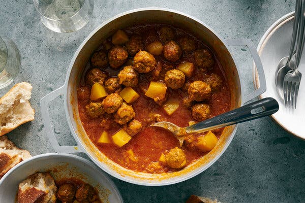 Kalleh Gonjeshki (Meatballs and Potatoes) 