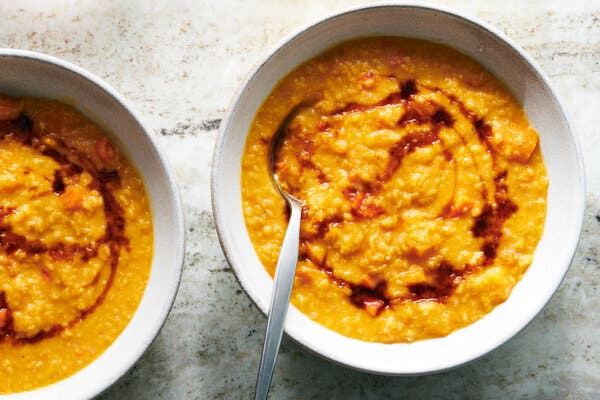 Tsirani Vosp Apur (Armenian Apricot and Lentil Soup)