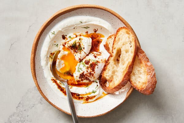 Çilbir (Turkish Eggs With Yogurt)