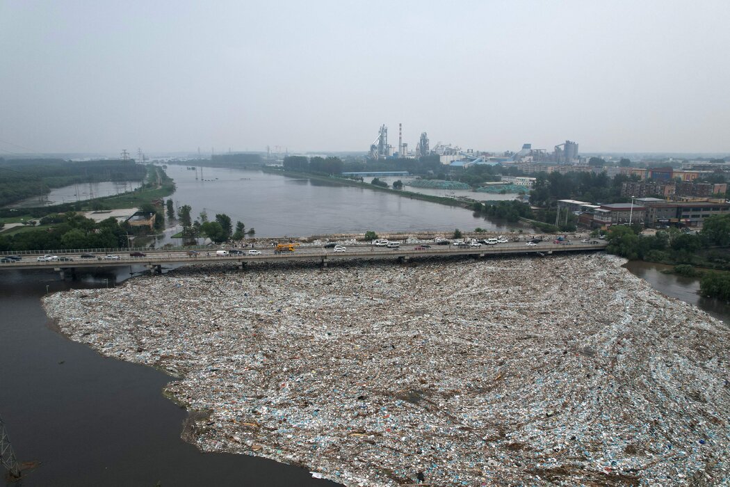 北京郊區暴雨過後河中漂浮的垃圾。首都的洪水被分流到河北省。