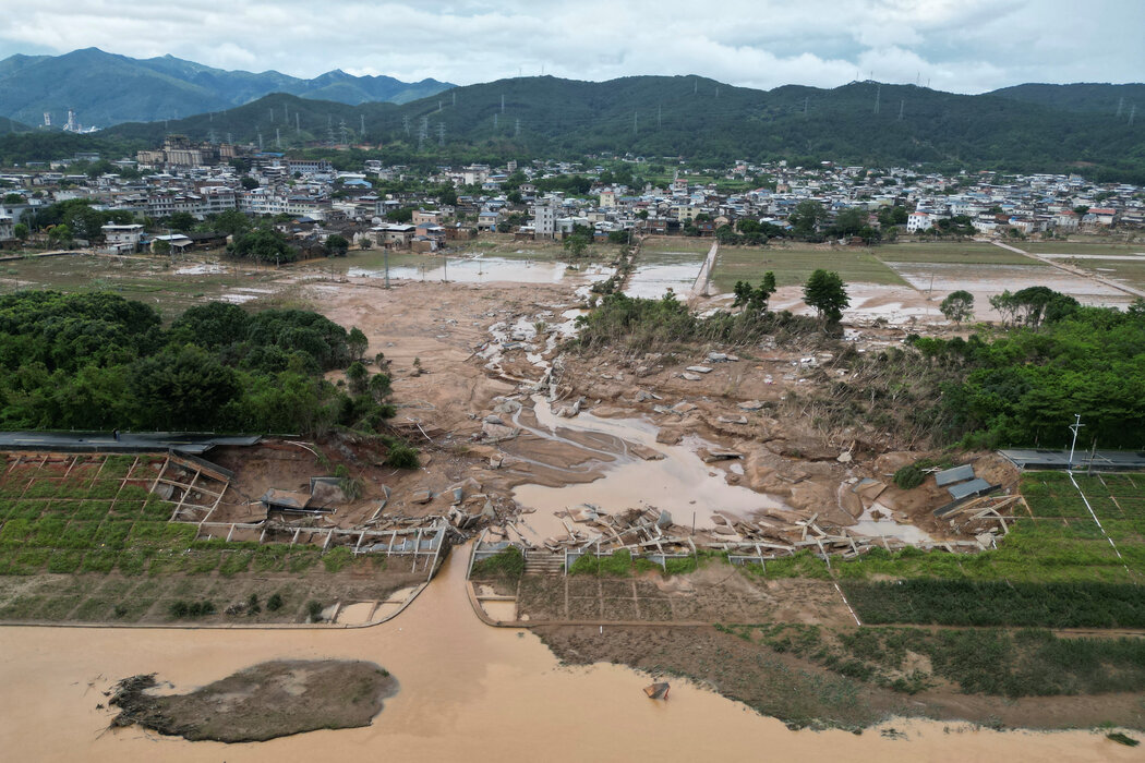 6月，梅州蕉岭县遭遇强降雨，石库河沿岸堤坝被淹，道路受损。